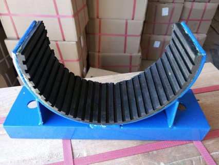 鹏彦管道减震器是有弧形凹凸橡胶垫与弧形金属板粘贴组合的产品