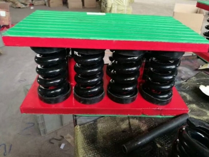 冷水机组工作时的震动噪音用大型阻尼弹簧减震器来治理